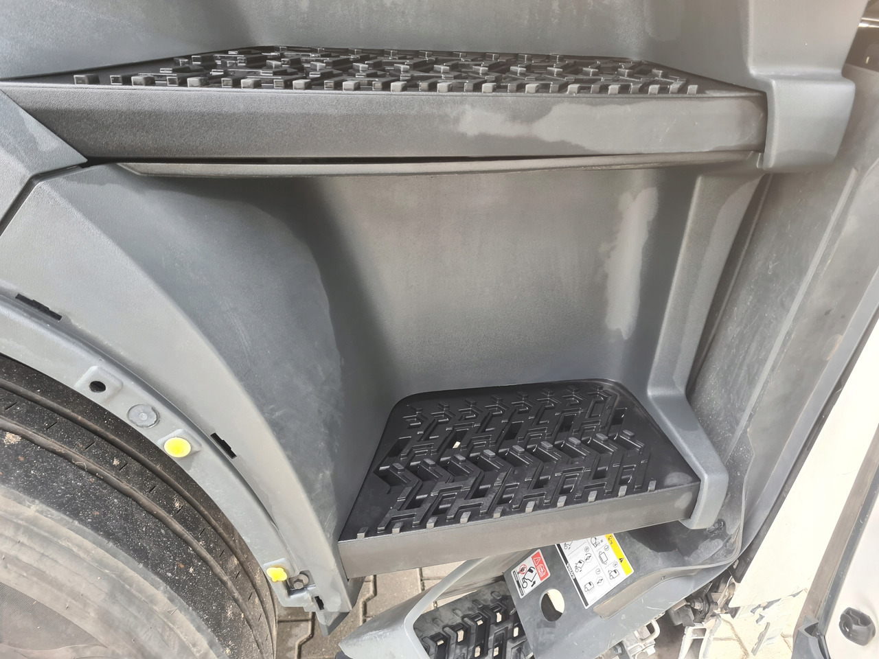 VOLVO STOPIEŃ STOPNICA KOMPLETNA PRAWA STELAŻ ORYGINAŁ VOLVO FH 5 - Peldaño para Camión: foto 4 VOLVO STOPIEŃ STOPNICA KOMPLETNA PRAWA STELAŻ ORYGINAŁ VOLVO FH 5 - Peldaño para Camión: foto 4