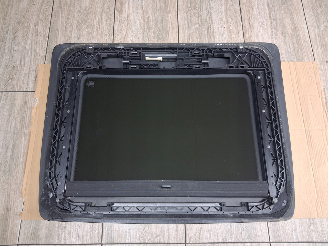 VOLVO SZYBERDACH SZKLANY SZKŁO SZYBERDACHU VOLVO FH 4 - Cabina e interior para Camión: foto 4 VOLVO SZYBERDACH SZKLANY SZKŁO SZYBERDACHU VOLVO FH 4 - Cabina e interior para Camión: foto 4