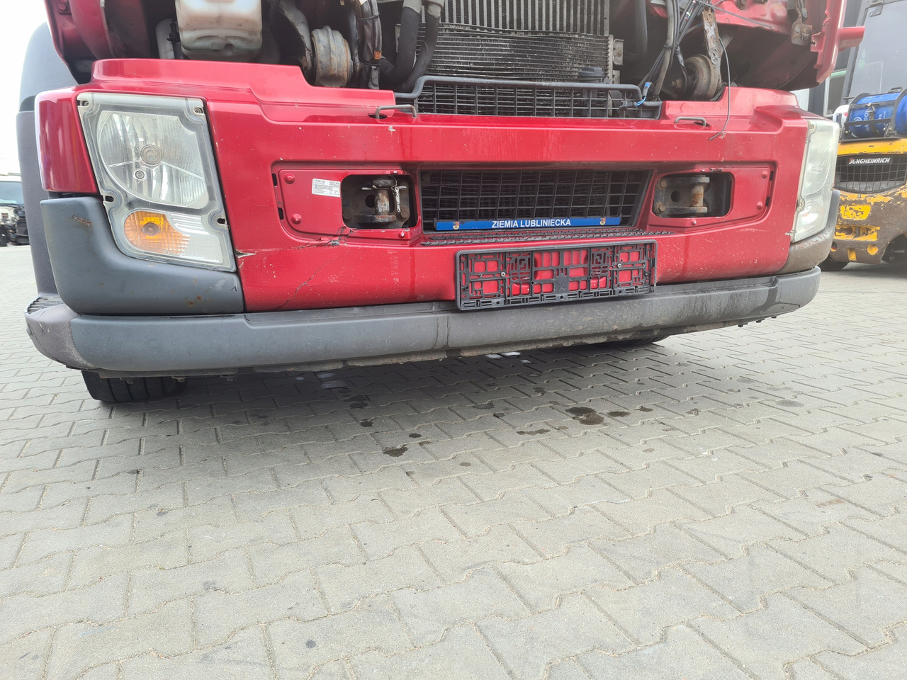 VOLVO ZDERZAK KOMPLETNY Z LAMPAMI BELKA STOPNIE VOLVO FL 22.5 EURO 5 - Parachoques para Camión: foto 1 VOLVO ZDERZAK KOMPLETNY Z LAMPAMI BELKA STOPNIE VOLVO FL 22.5 EURO 5 - Parachoques para Camión: foto 1