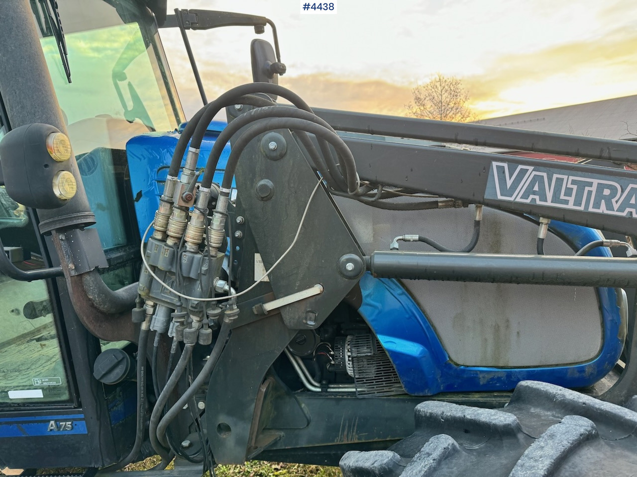 Tractor 2005 Valtra A75-4 4x4 w/ Front loader and bucket. 3250 hours!: foto 25