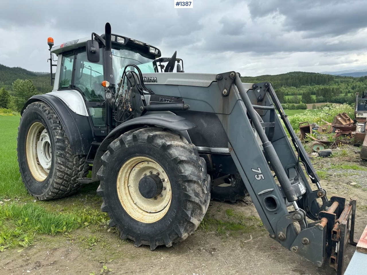 2007 Valtra T190 4x4 Tractor w/ bucket - Tractor: foto 1 2007 Valtra T190 4x4 Tractor w/ bucket - Tractor: foto 1