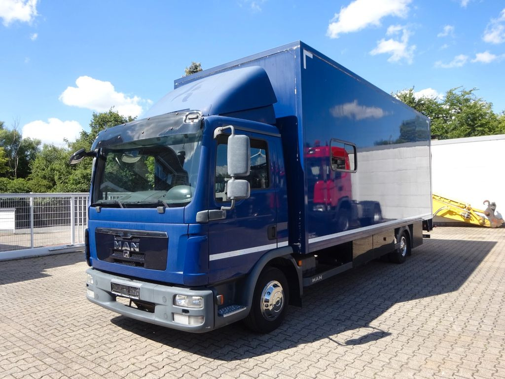 MAN 8.220 Koffer mit LBW als Wohnmobil ausgebaut 4x2 - Camión caja cerrada: foto 2 MAN 8.220 Koffer mit LBW als Wohnmobil ausgebaut 4x2 - Camión caja cerrada: foto 2