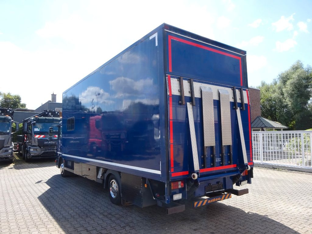 MAN 8.220 Koffer mit LBW als Wohnmobil ausgebaut 4x2 - Camión caja cerrada: foto 4 MAN 8.220 Koffer mit LBW als Wohnmobil ausgebaut 4x2 - Camión caja cerrada: foto 4