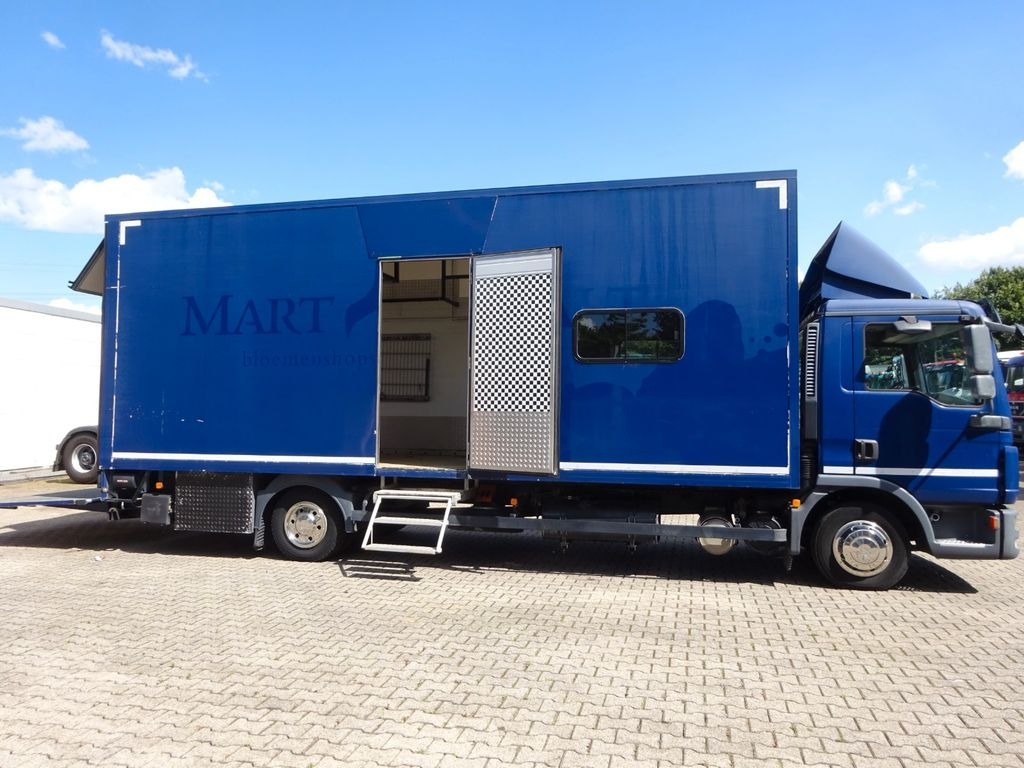 MAN 8.220 Koffer mit LBW als Wohnmobil ausgebaut 4x2 - Camión caja cerrada: foto 1 MAN 8.220 Koffer mit LBW als Wohnmobil ausgebaut 4x2 - Camión caja cerrada: foto 1