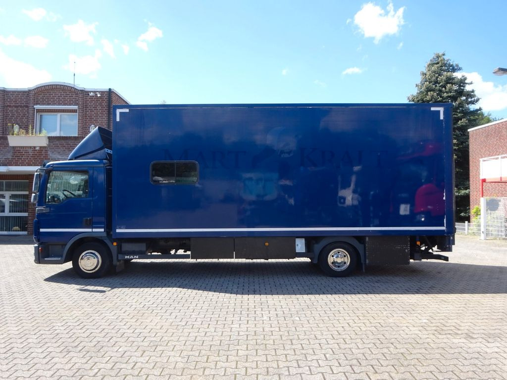 MAN 8.220 Koffer mit LBW als Wohnmobil ausgebaut 4x2 - Camión caja cerrada: foto 3 MAN 8.220 Koffer mit LBW als Wohnmobil ausgebaut 4x2 - Camión caja cerrada: foto 3