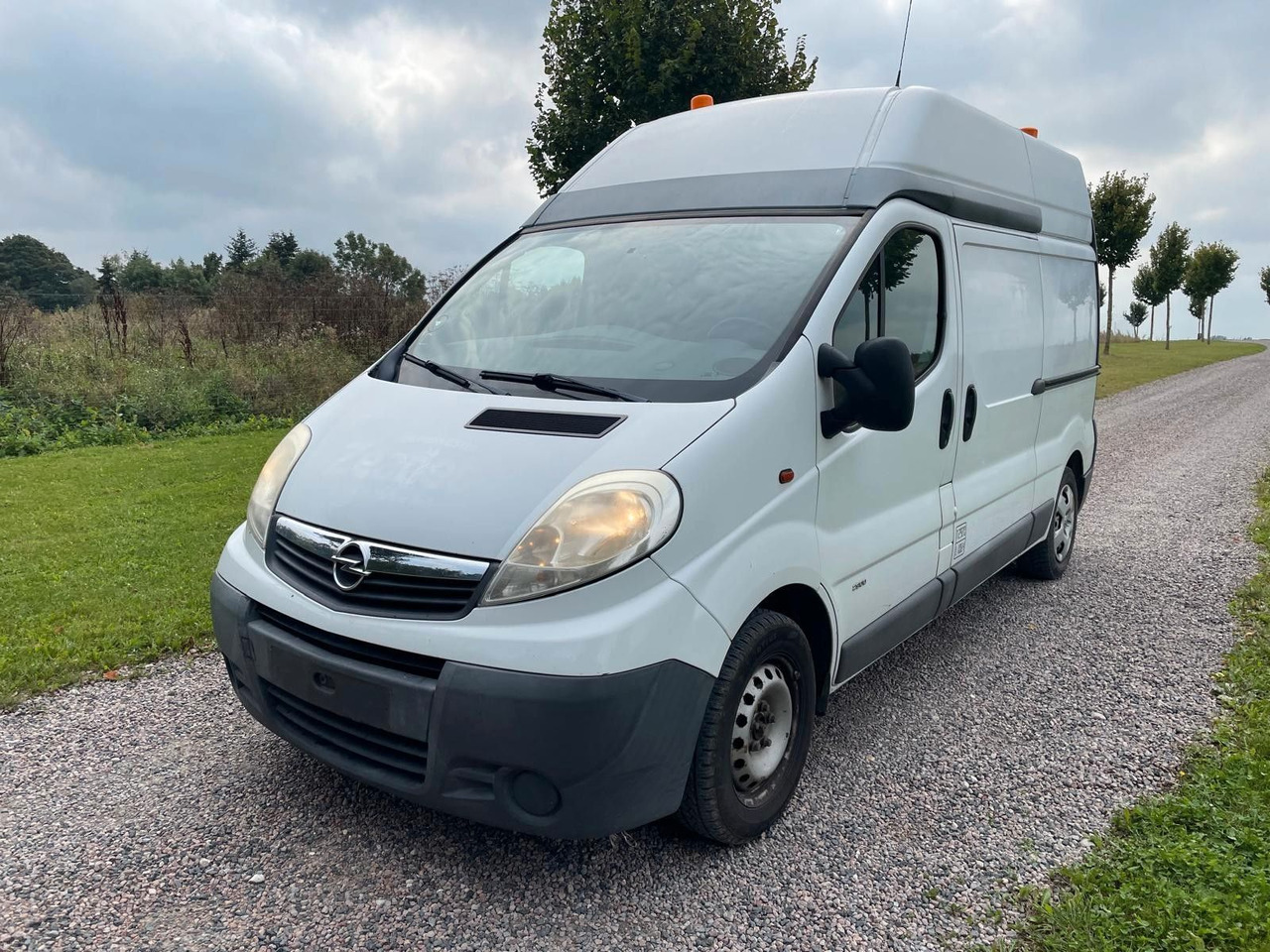 Opel Vivaro 2.0 CDTI L2H2 - Furgoneta pequeña: foto 1 Opel Vivaro 2.0 CDTI L2H2 - Furgoneta pequeña: foto 1