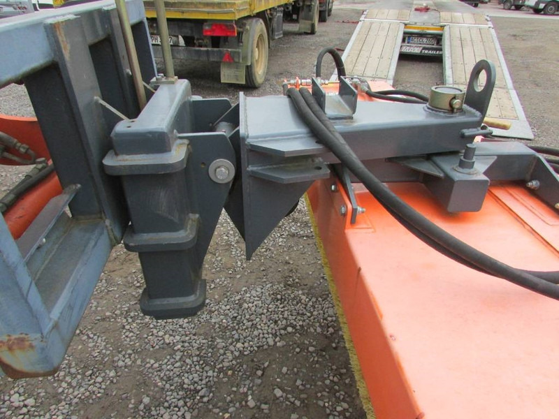 Tuchel Profi 600-230 Kehrbesen / 6.500 EUR - Implemento para Maquinaria de construcción: foto 4 Tuchel Profi 600-230 Kehrbesen / 6.500 EUR - Implemento para Maquinaria de construcción: foto 4