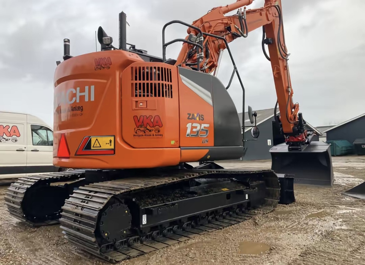 HITACHI ZX135 - Excavadora de cadenas: foto 1 HITACHI ZX135 - Excavadora de cadenas: foto 1