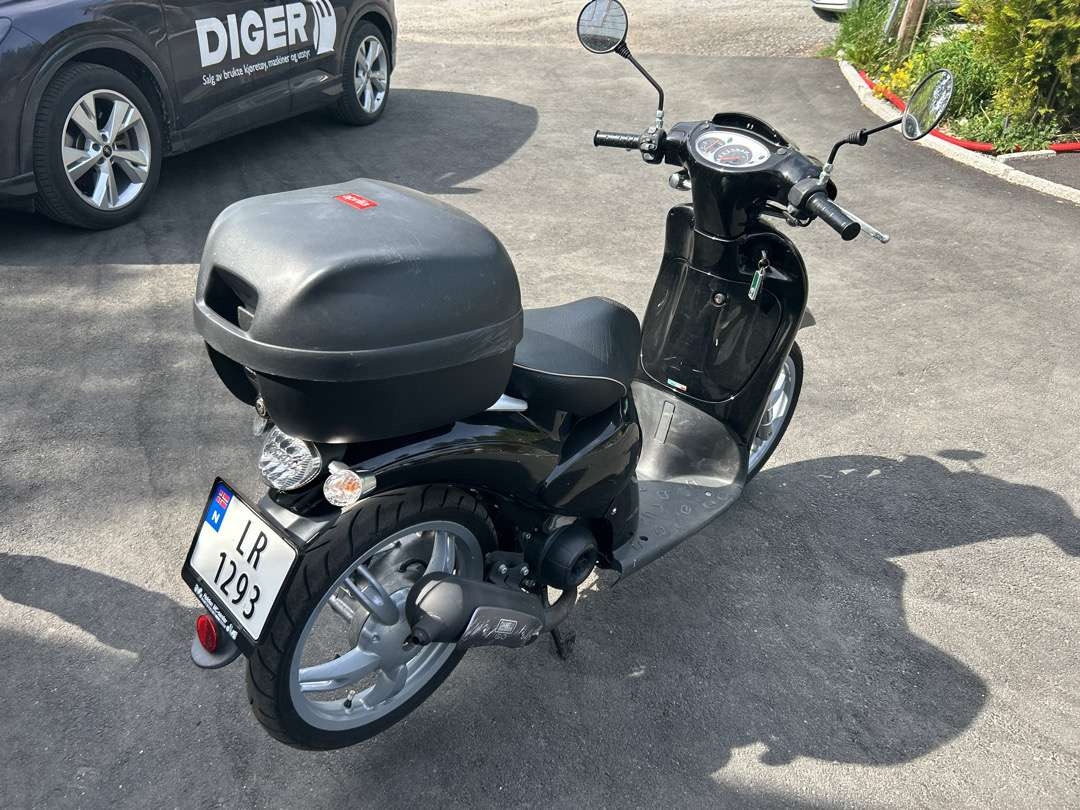 2011 Moped APRILIA APRILIA SCARABEO50 2T NERO APR - Remolque para moto: foto 3 2011 Moped APRILIA APRILIA SCARABEO50 2T NERO APR - Remolque para moto: foto 3
