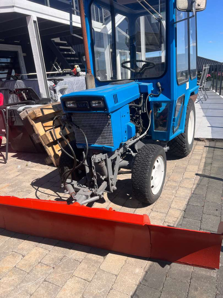 Iseki TX1500 brøyteskjær og feiekost - Tractor: foto 1 Iseki TX1500 brøyteskjær og feiekost - Tractor: foto 1