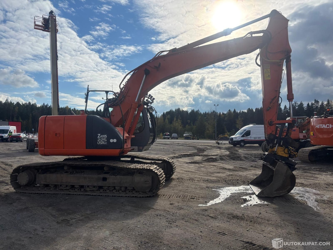 Hitachi ZX 225 USR lc kaivinkone, Lieto - Excavadora de cadenas: foto 2 Hitachi ZX 225 USR lc kaivinkone, Lieto - Excavadora de cadenas: foto 2