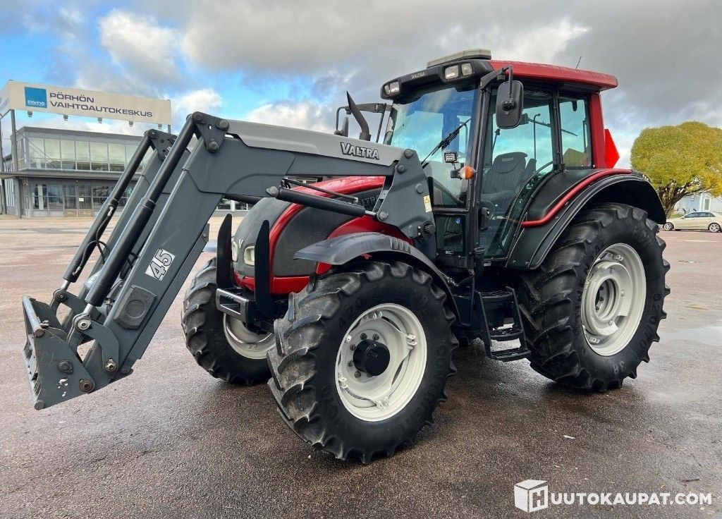 Valtra N121 Advance with front loader, 2007, 9,900 h, Ylivieska - Tractor: foto 1 Valtra N121 Advance with front loader, 2007, 9,900 h, Ylivieska - Tractor: foto 1