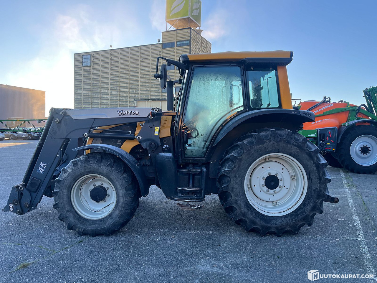 Valtra N92, tractor with loader, 5,120 h, 2010, Salo - Tractor: foto 2 Valtra N92, tractor with loader, 5,120 h, 2010, Salo - Tractor: foto 2