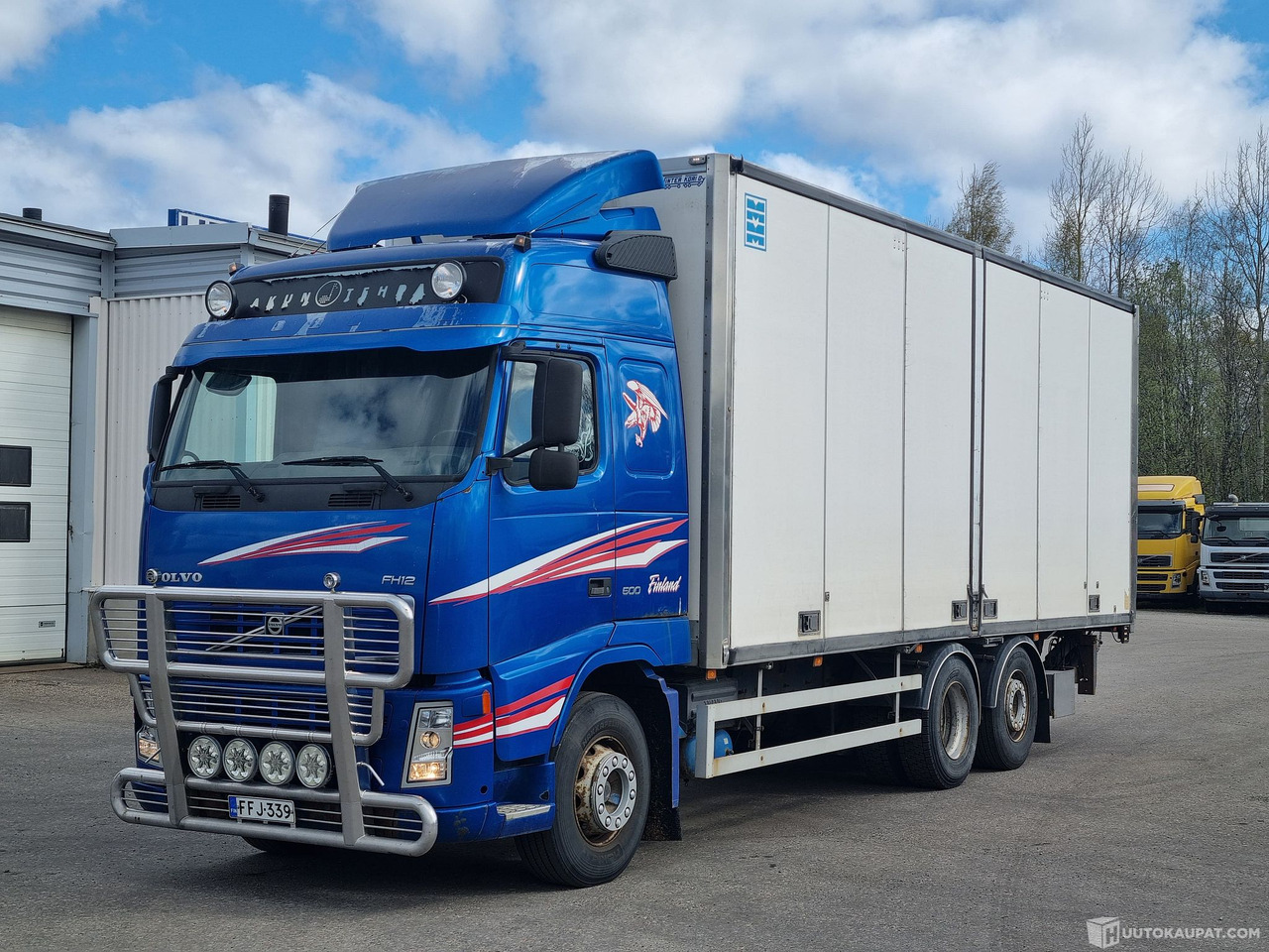 Volvo FH 12 6×2, 2002, Tampere - Camión caja cerrada: foto 1 Volvo FH 12 6×2, 2002, Tampere - Camión caja cerrada: foto 1