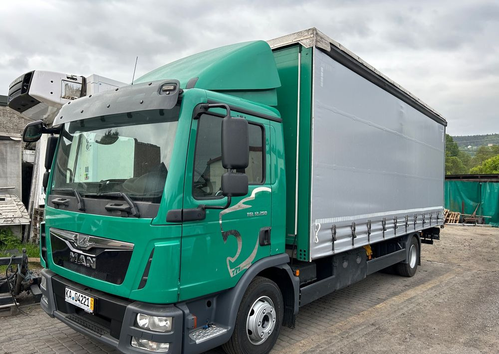 MAN TGL 12.250 6.2m AUTOMAT KLIMA z Niemiec ESP nowe opony EURO 6 / 4.75 rozstaw / zawiesie na wózek widłowy / TOP STAN / okazja nauka jazdy MOŻLIWOŚĆ DOSTOSOWANIA 12t - Camión lona: foto 3 MAN TGL 12.250 6.2m AUTOMAT KLIMA z Niemiec ESP nowe opony EURO 6 / 4.75 rozstaw / zawiesie na wózek widłowy / TOP STAN / okazja nauka jazdy MOŻLIWOŚĆ DOSTOSOWANIA 12t - Camión lona: foto 3
