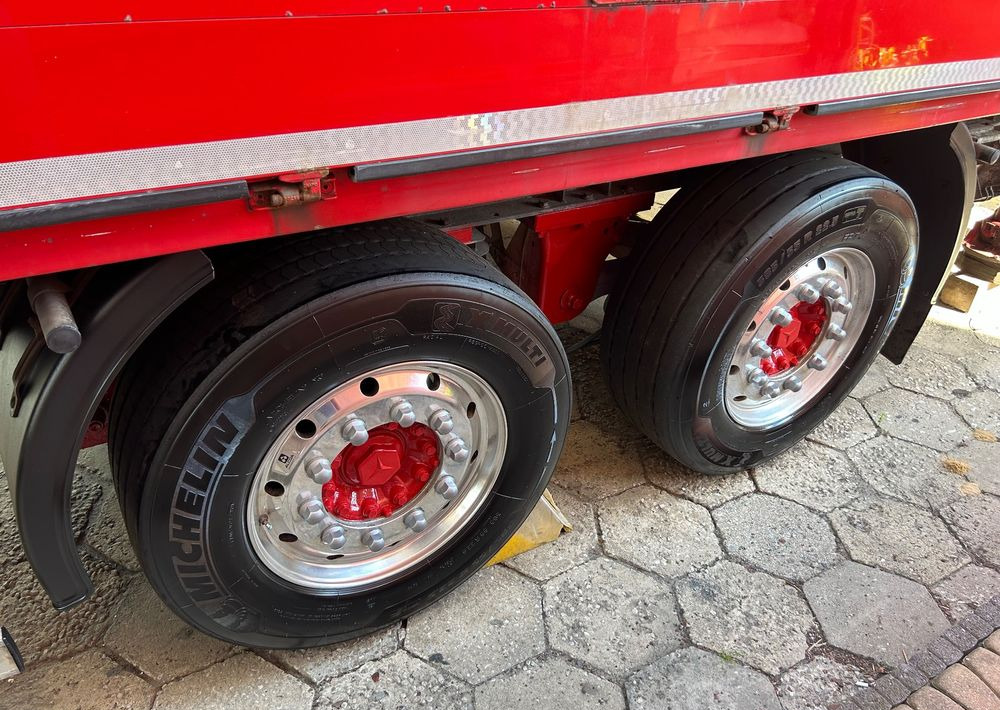 Schmitz Cargobull 7.7m OCYNK OSIE MERCEDES ALUFELGI KONTENER TANDEM NAPOJÓWKA OTWIERANY BOK DO NAPOJÓW STAN BDB - Semirremolque transporte de bebidas: foto 4 Schmitz Cargobull 7.7m OCYNK OSIE MERCEDES ALUFELGI KONTENER TANDEM NAPOJÓWKA OTWIERANY BOK DO NAPOJÓW STAN BDB - Semirremolque transporte de bebidas: foto 4