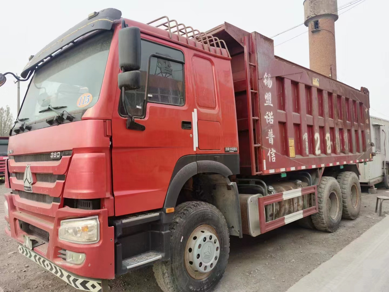 SINOTRUK HOWO - Camión volquete: foto 1 SINOTRUK HOWO - Camión volquete: foto 1