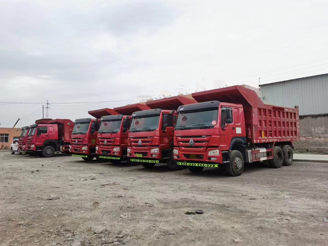 SINOTRUK HOWO - Camión volquete: foto 3 SINOTRUK HOWO - Camión volquete: foto 3