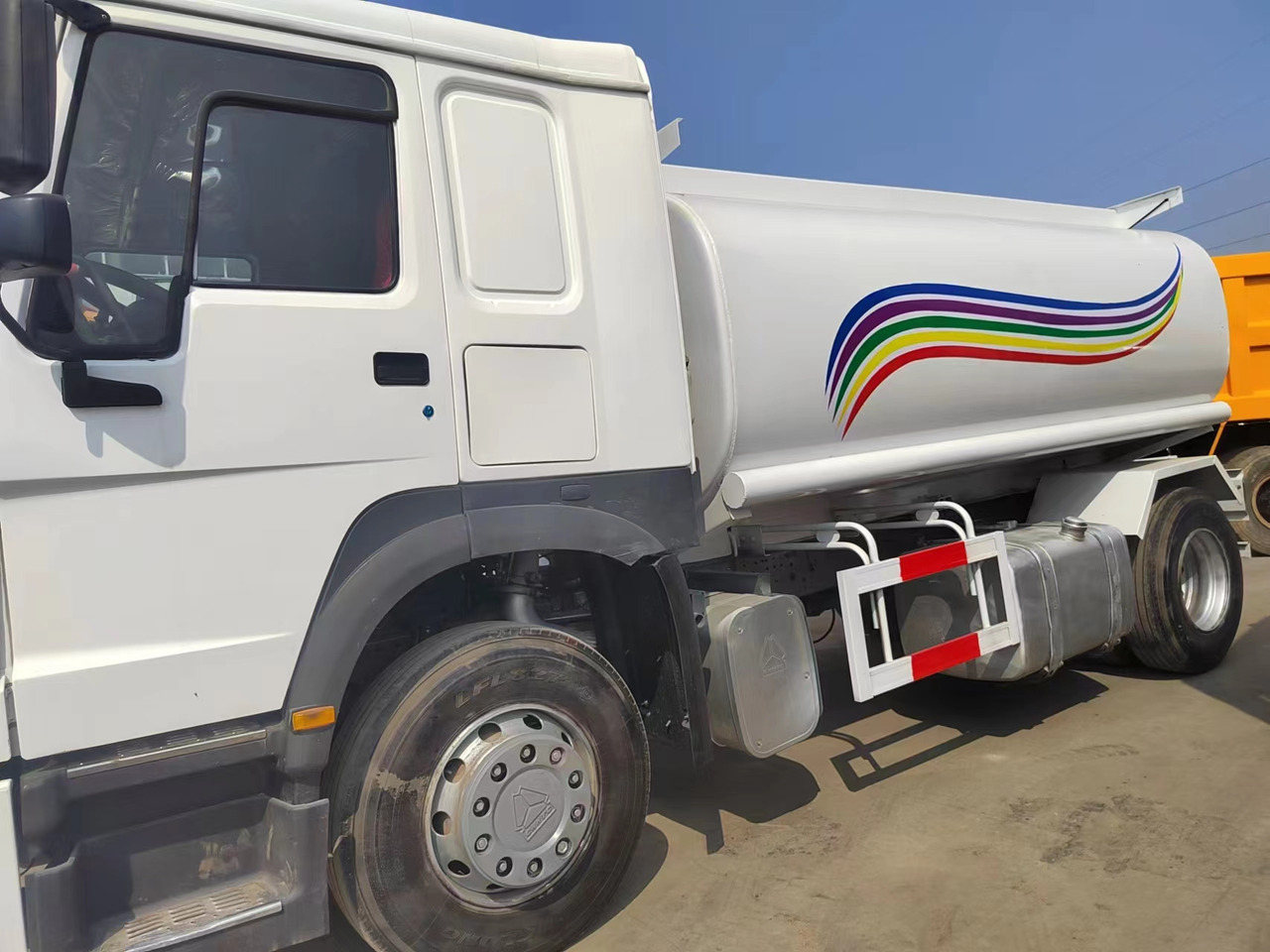 SINOTRUK HOWO - Camión cisterna: foto 4 SINOTRUK HOWO - Camión cisterna: foto 4