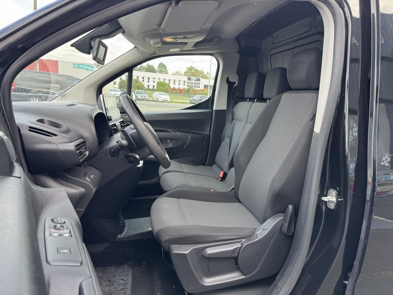 CITROEN Berlingo 1.5 BlueHDi S&S - 130 - BV EAT8 III FOURGON Fourgon M Driver 650 kg PHASE 1 - Furgón: foto 4 CITROEN Berlingo 1.5 BlueHDi S&S - 130 - BV EAT8 III FOURGON Fourgon M Driver 650 kg PHASE 1 - Furgón: foto 4