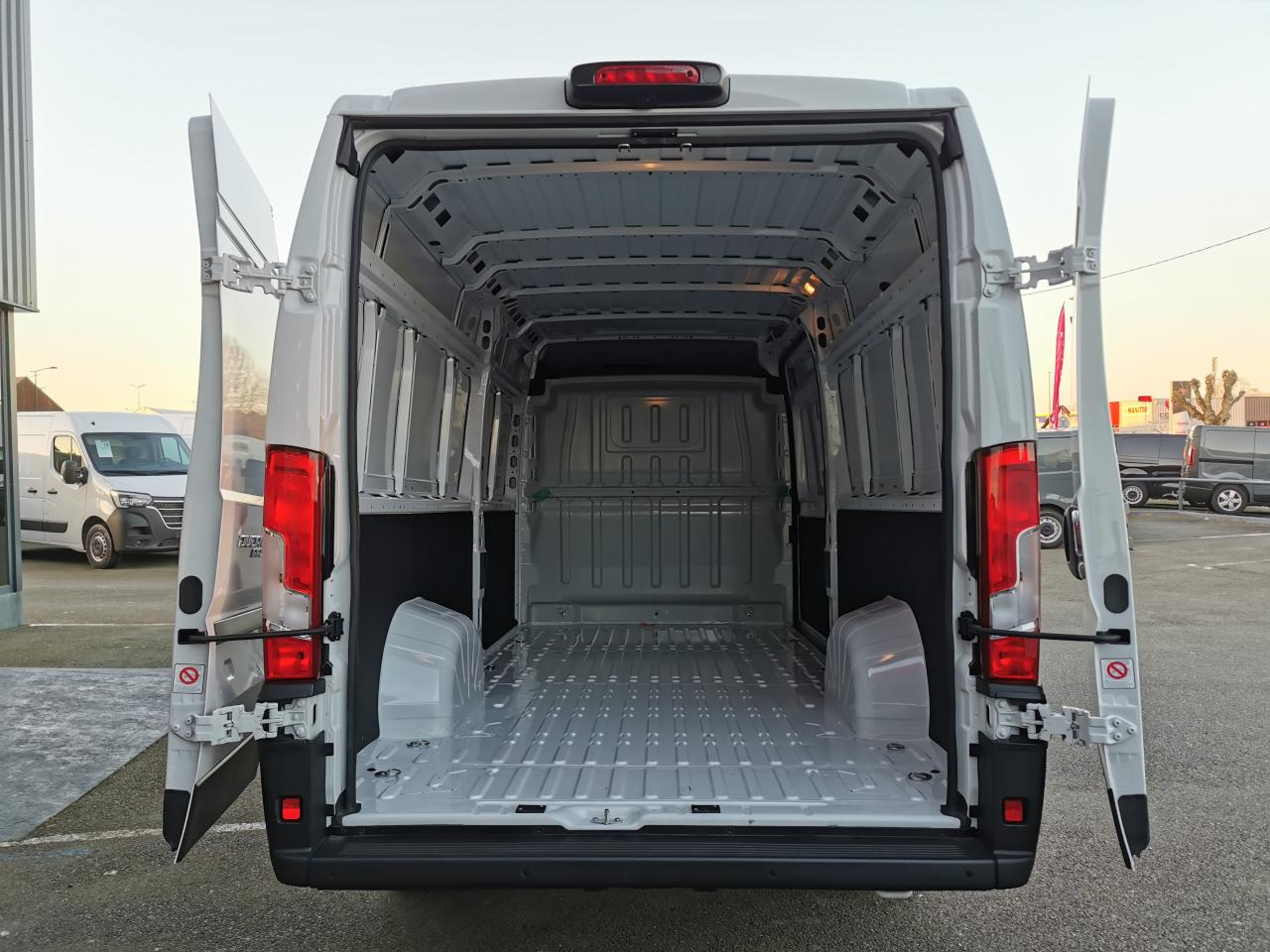 FIAT Ducato Tôlé Maxi 3.5 XL H2 2.2 - 140 S&S  III FOURGON TOLE Fourgon Tôlé - Furgón: foto 3 FIAT Ducato Tôlé Maxi 3.5 XL H2 2.2 - 140 S&S  III FOURGON TOLE Fourgon Tôlé - Furgón: foto 3