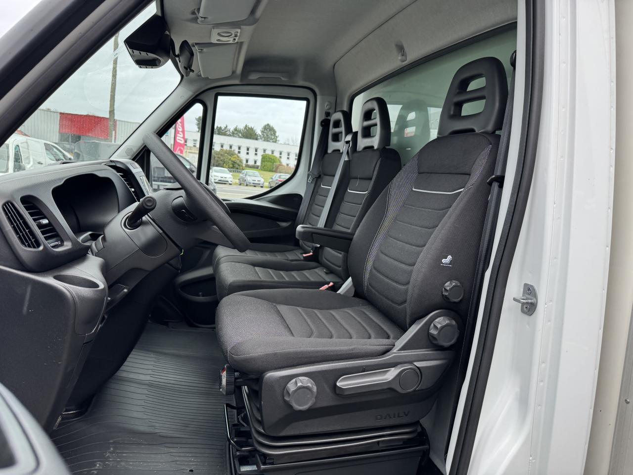 IVECO Daily 35 C 16H3.0 - BV Hi-Matic CHASSIS CABINE CAISSE 20M3 + HAYON - Furgoneta caja cerrada: foto 4 IVECO Daily 35 C 16H3.0 - BV Hi-Matic CHASSIS CABINE CAISSE 20M3 + HAYON - Furgoneta caja cerrada: foto 4