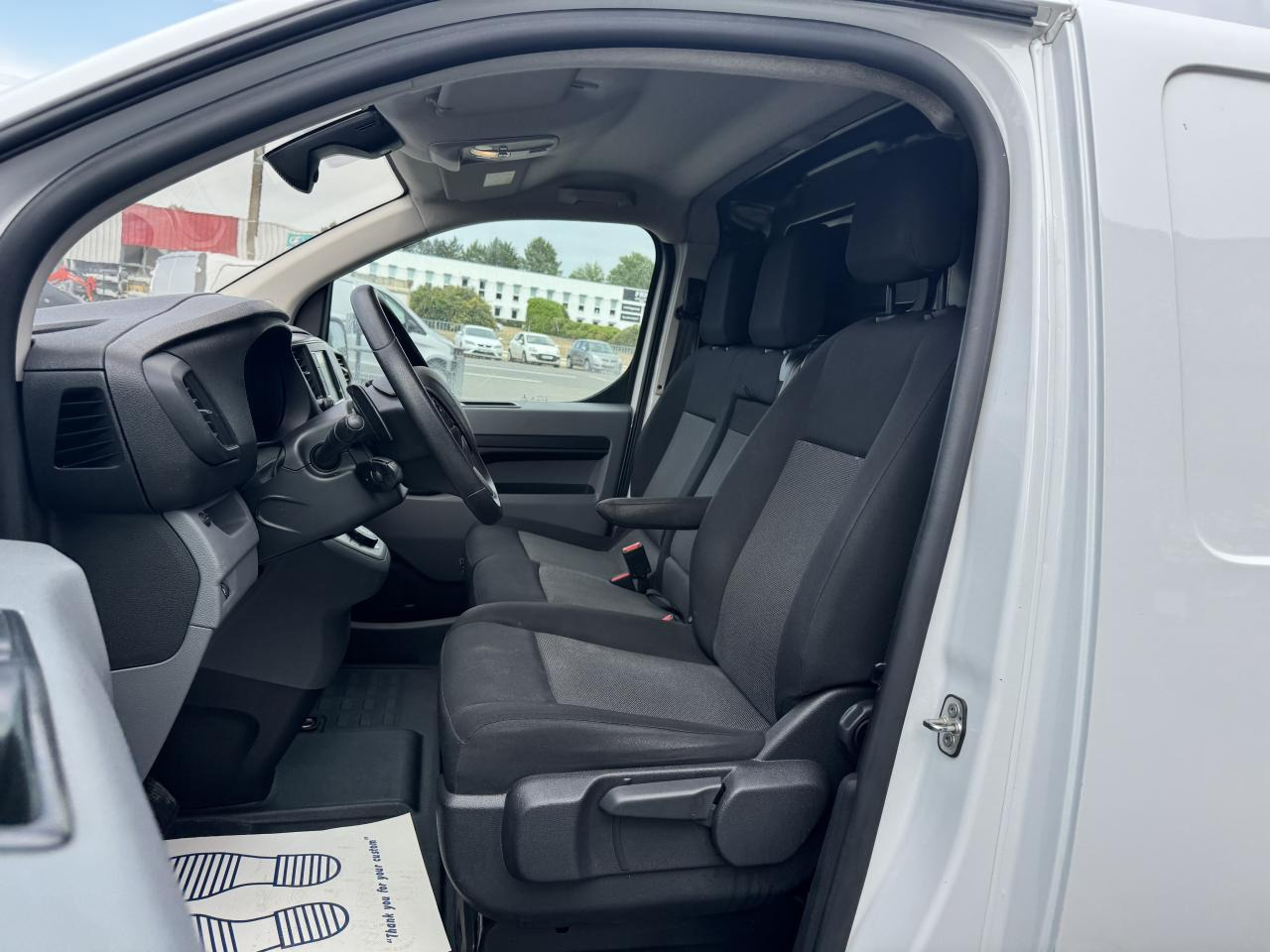 Peugeot Expert STANDARD 2.0 BLUEHDI 180CH S&S ASPHALT EAT8 - Furgón: foto 4 Peugeot Expert STANDARD 2.0 BLUEHDI 180CH S&S ASPHALT EAT8 - Furgón: foto 4