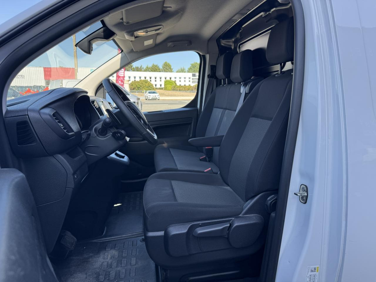 Peugeot Expert Standard 2.0 BlueHDi - 145 S&S - BV EAT8 III FOURGON Fourgon Asphalt PHASE 1 - Furgón: foto 4 Peugeot Expert Standard 2.0 BlueHDi - 145 S&S - BV EAT8 III FOURGON Fourgon Asphalt PHASE 1 - Furgón: foto 4