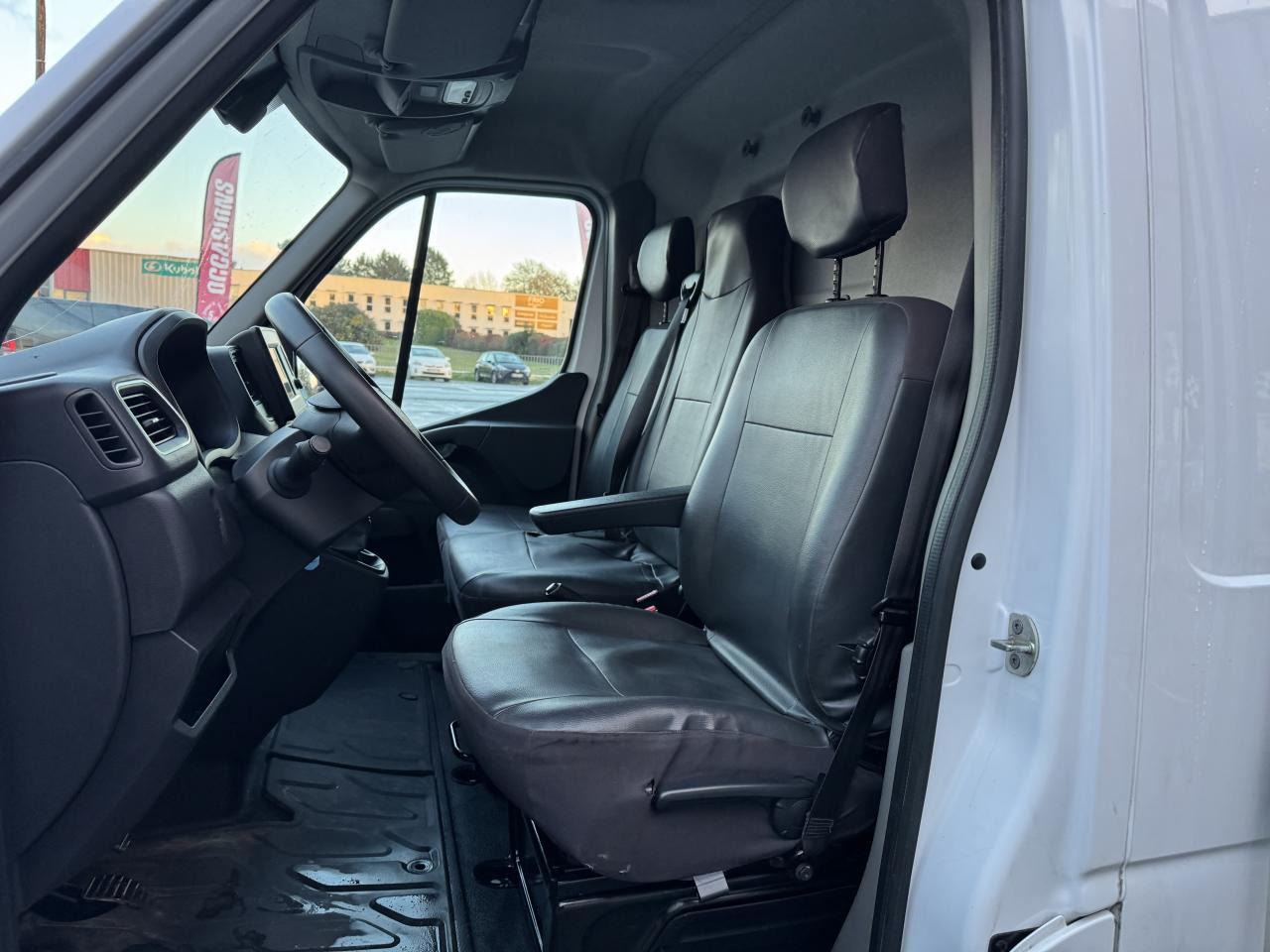 RENAULT Master Grand Confort F3300 L2H2 2.3 Blue dCi - 150 CH PORTE VERRE - Furgón: foto 4 RENAULT Master Grand Confort F3300 L2H2 2.3 Blue dCi - 150 CH PORTE VERRE - Furgón: foto 4