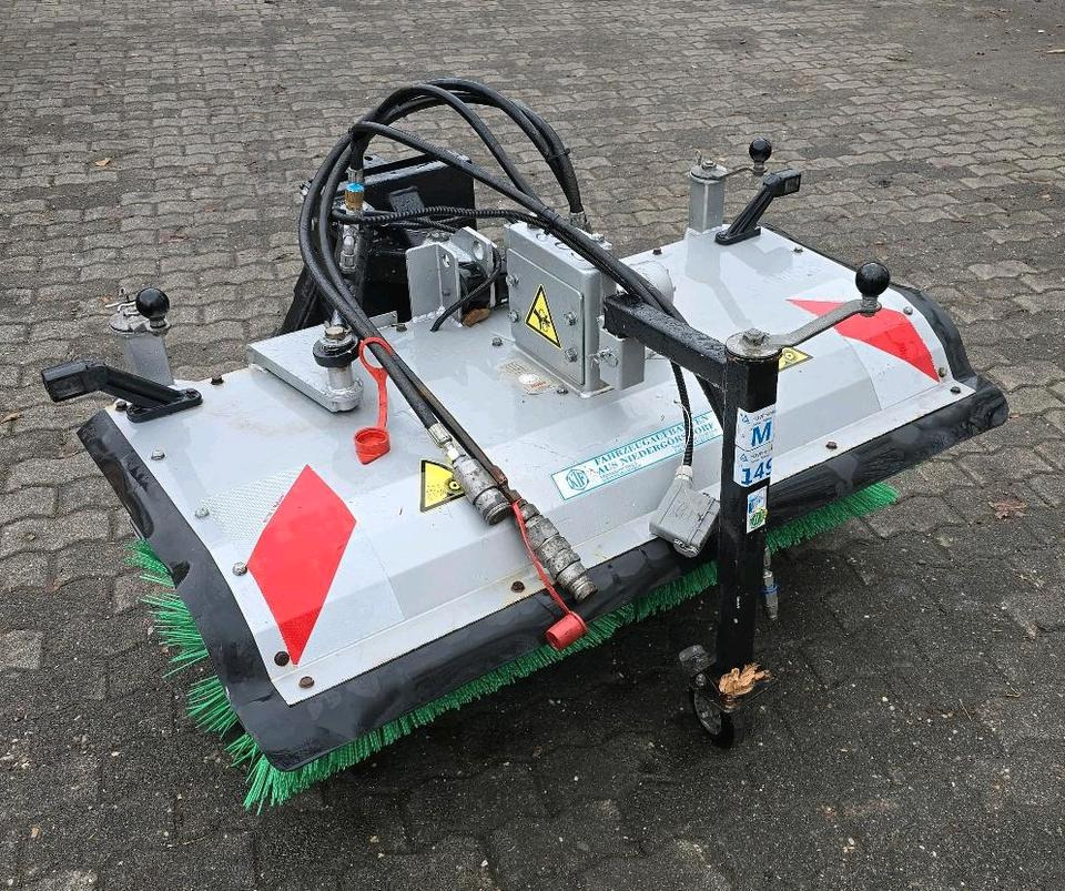 KIF CM 1600 Kehrmaschine Straßenkehrmaschine Kehrbesen für Multicar Tremo Iseki Kubota - Barredora cucharón: foto 5 KIF CM 1600 Kehrmaschine Straßenkehrmaschine Kehrbesen für Multicar Tremo Iseki Kubota - Barredora cucharón: foto 5