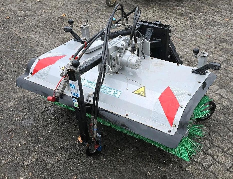 KIF CM 1600 Kehrmaschine Straßenkehrmaschine Kehrbesen für Multicar Tremo Iseki Kubota - Barredora cucharón: foto 4 KIF CM 1600 Kehrmaschine Straßenkehrmaschine Kehrbesen für Multicar Tremo Iseki Kubota - Barredora cucharón: foto 4