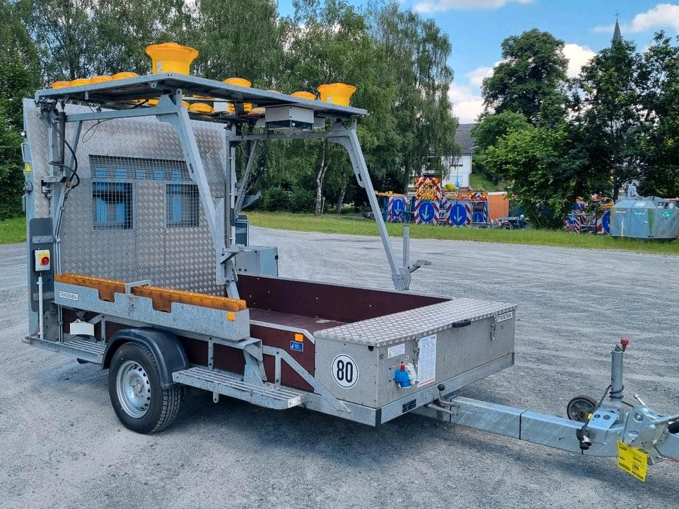 Nissen Absperrtafel 2022 A31/18 FAT Verkehrsleittafel Verkehrsleitanhänger Verkehrssicherungsanhänger Leitanhänger Leittafel Baustellenabsicherung - Remolque: foto 4 Nissen Absperrtafel 2022 A31/18 FAT Verkehrsleittafel Verkehrsleitanhänger Verkehrssicherungsanhänger Leitanhänger Leittafel Baustellenabsicherung - Remolque: foto 4
