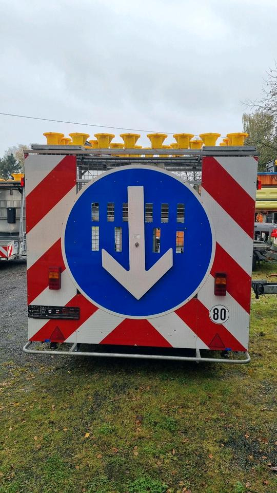 Nissen VZ616 FAT Absperrtafel Absperrwand Verkehrsleittafel Verkehrsleitanhänger Verkehrssicherungsanhänger Leitanhänger - Remolque: foto 3 Nissen VZ616 FAT Absperrtafel Absperrwand Verkehrsleittafel Verkehrsleitanhänger Verkehrssicherungsanhänger Leitanhänger - Remolque: foto 3
