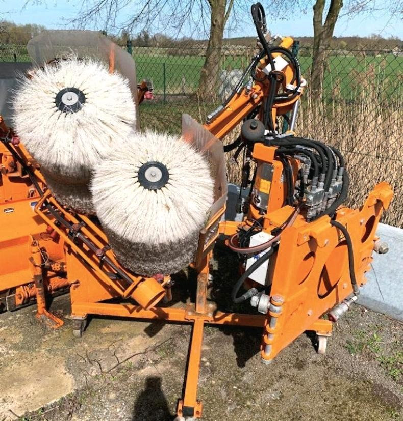 Schmidt RPS-H Leitpfostenwaschgerät für Unimog 405/10 405/12 U400 300 400 500 UGN UGE Mulag Mercedes-Benz 318 218 423 427 429 430 - Barredora cucharón: foto 3 Schmidt RPS-H Leitpfostenwaschgerät für Unimog 405/10 405/12 U400 300 400 500 UGN UGE Mulag Mercedes-Benz 318 218 423 427 429 430 - Barredora cucharón: foto 3