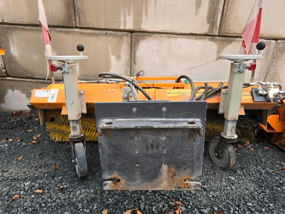 Sobernheimer FKM 1.8F Kehrmaschine für Multicar Straßenkehrmaschine Kehrbesen für Multicar Tremo Iseki Kubota - Barredora cucharón: foto 1 Sobernheimer FKM 1.8F Kehrmaschine für Multicar Straßenkehrmaschine Kehrbesen für Multicar Tremo Iseki Kubota - Barredora cucharón: foto 1