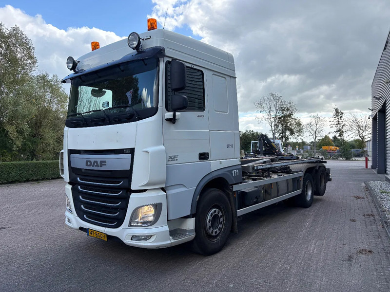 DAF XF 440 6x2 / VDL 21 TON / AFNET SYSTEEM / DUBBELLUCHT SLEPER / APK - TUV JUNI 2026 / - Camión multibasculante: foto 2 DAF XF 440 6x2 / VDL 21 TON / AFNET SYSTEEM / DUBBELLUCHT SLEPER / APK - TUV JUNI 2026 / - Camión multibasculante: foto 2