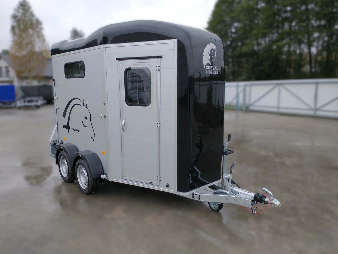 Cheval Liberté Touring Country + Siodlarnia, Debon - Remolque para caballos: foto 1 Cheval Liberté Touring Country + Siodlarnia, Debon - Remolque para caballos: foto 1