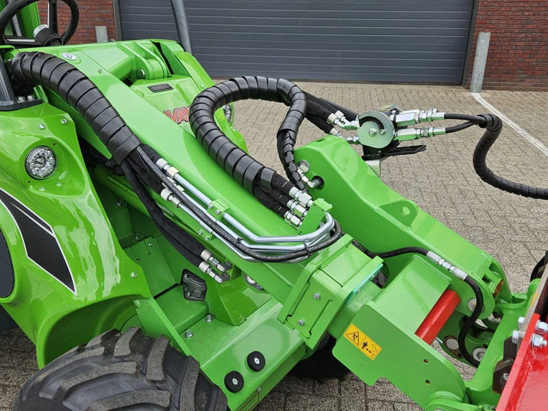 Minicargadora de cadenas Avant Mini-shovel 735i Rental met Kemp balenklem: foto 13