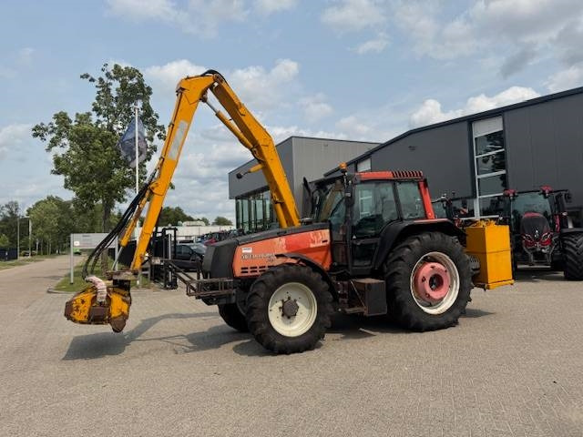 Valtra 8150 hitech met Bos maaiarm met klepelmaaier - Tractor: foto 2 Valtra 8150 hitech met Bos maaiarm met klepelmaaier - Tractor: foto 2