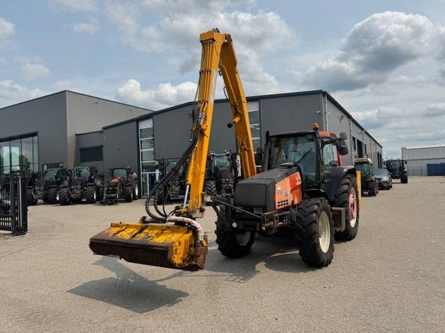 Valtra 8150 hitech met Bos maaiarm met klepelmaaier - Tractor: foto 4 Valtra 8150 hitech met Bos maaiarm met klepelmaaier - Tractor: foto 4