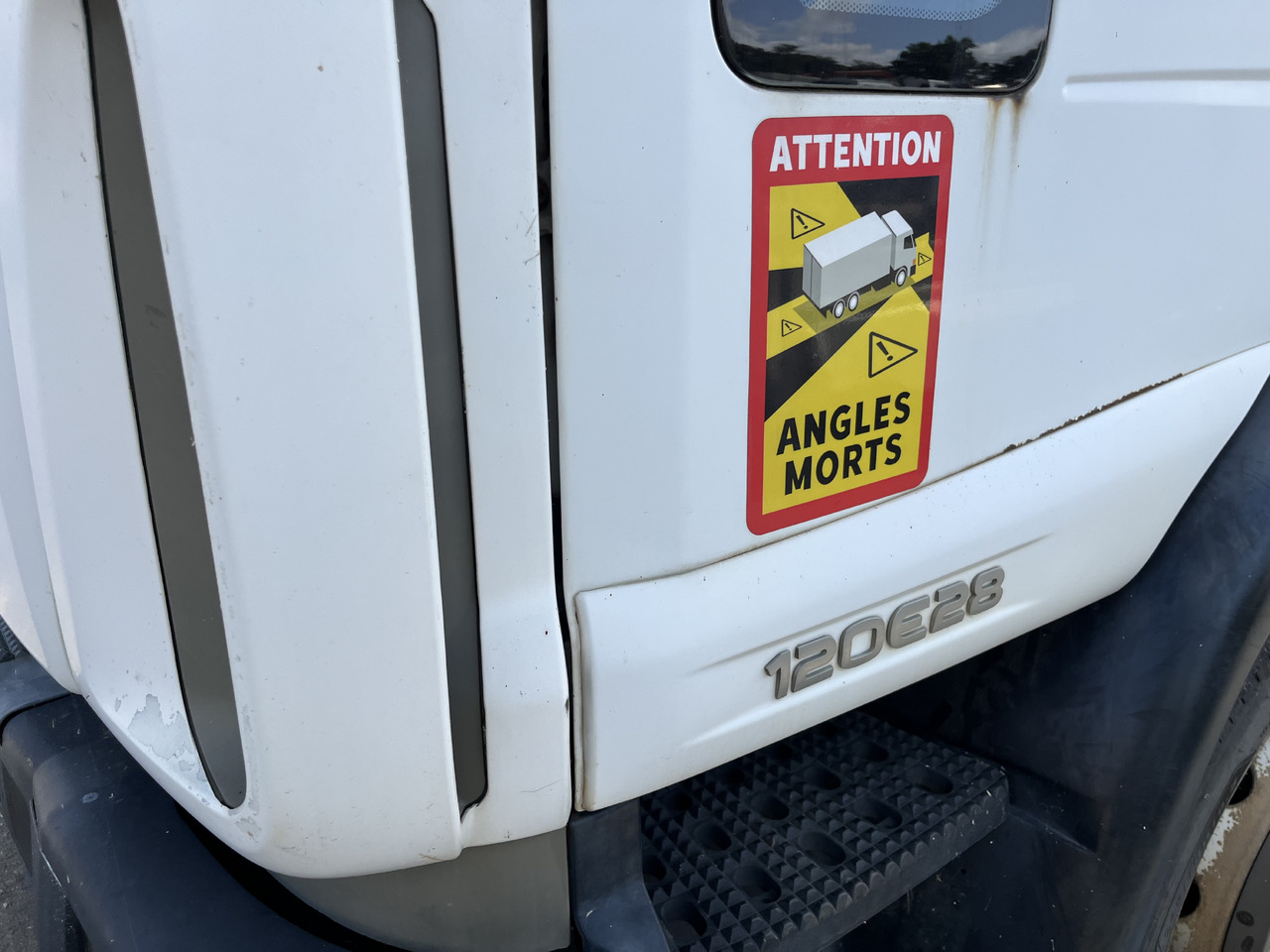 IVECO Eurocargo 120e28 - Camión caja cerrada: foto 4 IVECO Eurocargo 120e28 - Camión caja cerrada: foto 4