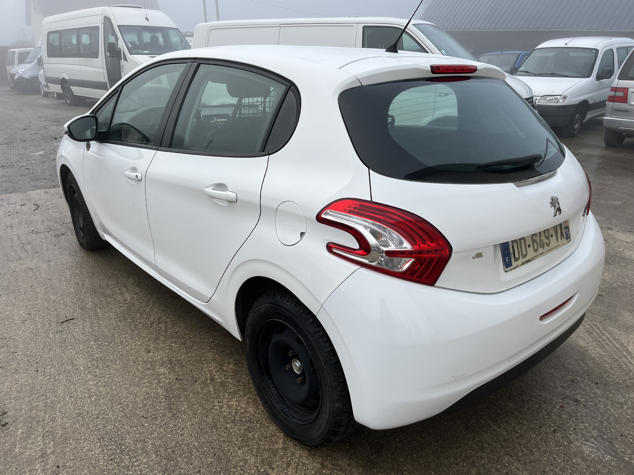 Peugeot 208 1L6 hdi 100cv 2 places motricité renforcée FAM - Furgoneta pequeña: foto 3 Peugeot 208 1L6 hdi 100cv 2 places motricité renforcée FAM - Furgoneta pequeña: foto 3