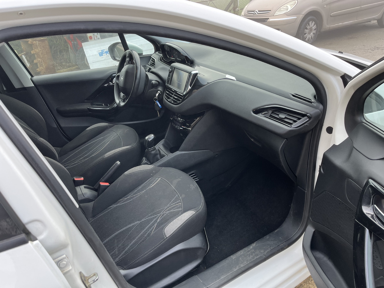 Peugeot 208 1L6 hdi 100cv 2 places motricité renforcée FAM - Furgoneta pequeña: foto 4 Peugeot 208 1L6 hdi 100cv 2 places motricité renforcée FAM - Furgoneta pequeña: foto 4