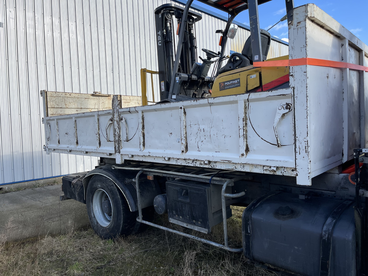 RENAULT Kerax 370dci 4x2 19T benne grue - Camión volquete, Camión grúa: foto 3 RENAULT Kerax 370dci 4x2 19T benne grue - Camión volquete, Camión grúa: foto 3
