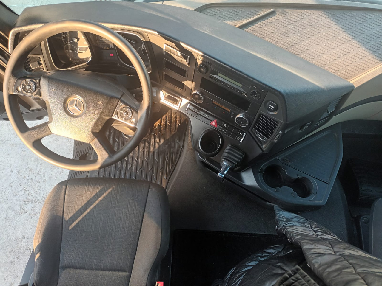 Tractor Head Mercedes-Benz Actros (2014) + Semi-trailer Tipper Meiller – Kipper (2004) - Cabeza tractora: foto 2 Tractor Head Mercedes-Benz Actros (2014) + Semi-trailer Tipper Meiller – Kipper (2004) - Cabeza tractora: foto 2