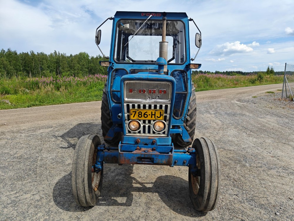 FORD 5000 traktori alkuperäiskuntoinen, Hara hytillä ja paljon hydrauliikkaa, katso video! - Tractor: foto 5 FORD 5000 traktori alkuperäiskuntoinen, Hara hytillä ja paljon hydrauliikkaa, katso video! - Tractor: foto 5