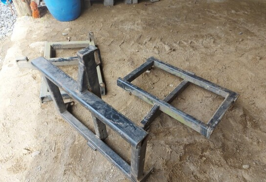 Metallipukkeja 3kpl - esim. suursäkkinostimeksi - Implemento para Maquinaria agrícola: foto 2 Metallipukkeja 3kpl - esim. suursäkkinostimeksi - Implemento para Maquinaria agrícola: foto 2