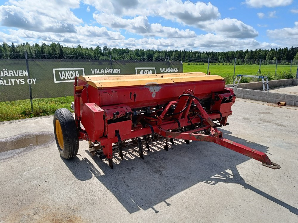 Juko Kylvölannoitin 250cm / puolihinattava laahavantailla - Combinado de siembra: foto 1 Juko Kylvölannoitin 250cm / puolihinattava laahavantailla - Combinado de siembra: foto 1