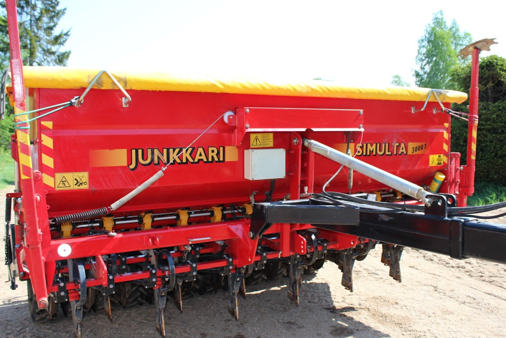 Junkkari Simulta 3000T - Siisti! Heinänsiemenlaite ja kiekkovantaat takana - Combinado de siembra: foto 2 Junkkari Simulta 3000T - Siisti! Heinänsiemenlaite ja kiekkovantaat takana - Combinado de siembra: foto 2