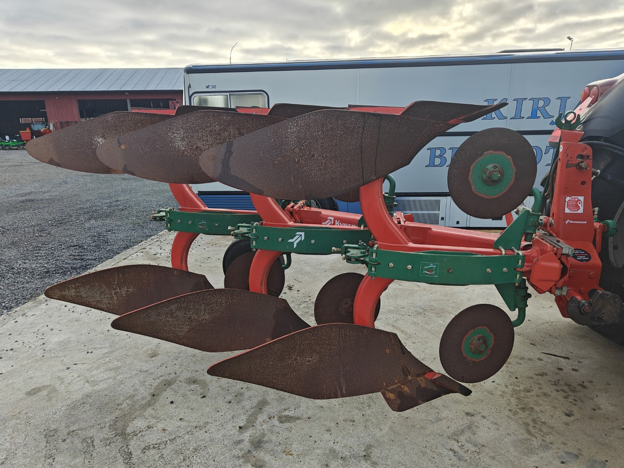 KVERNELAND E 160-8 - 3-siipinen paluuaura - Arado: foto 4 KVERNELAND E 160-8 - 3-siipinen paluuaura - Arado: foto 4